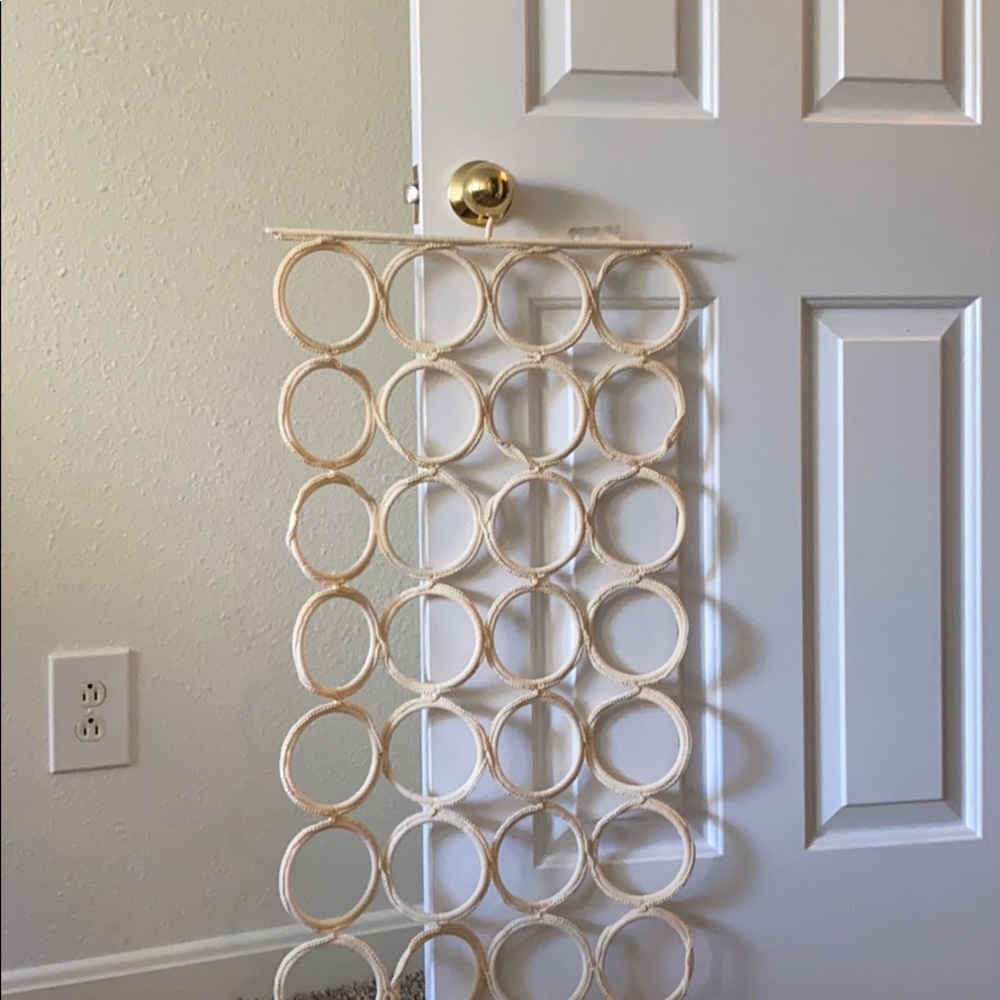Scar hanger